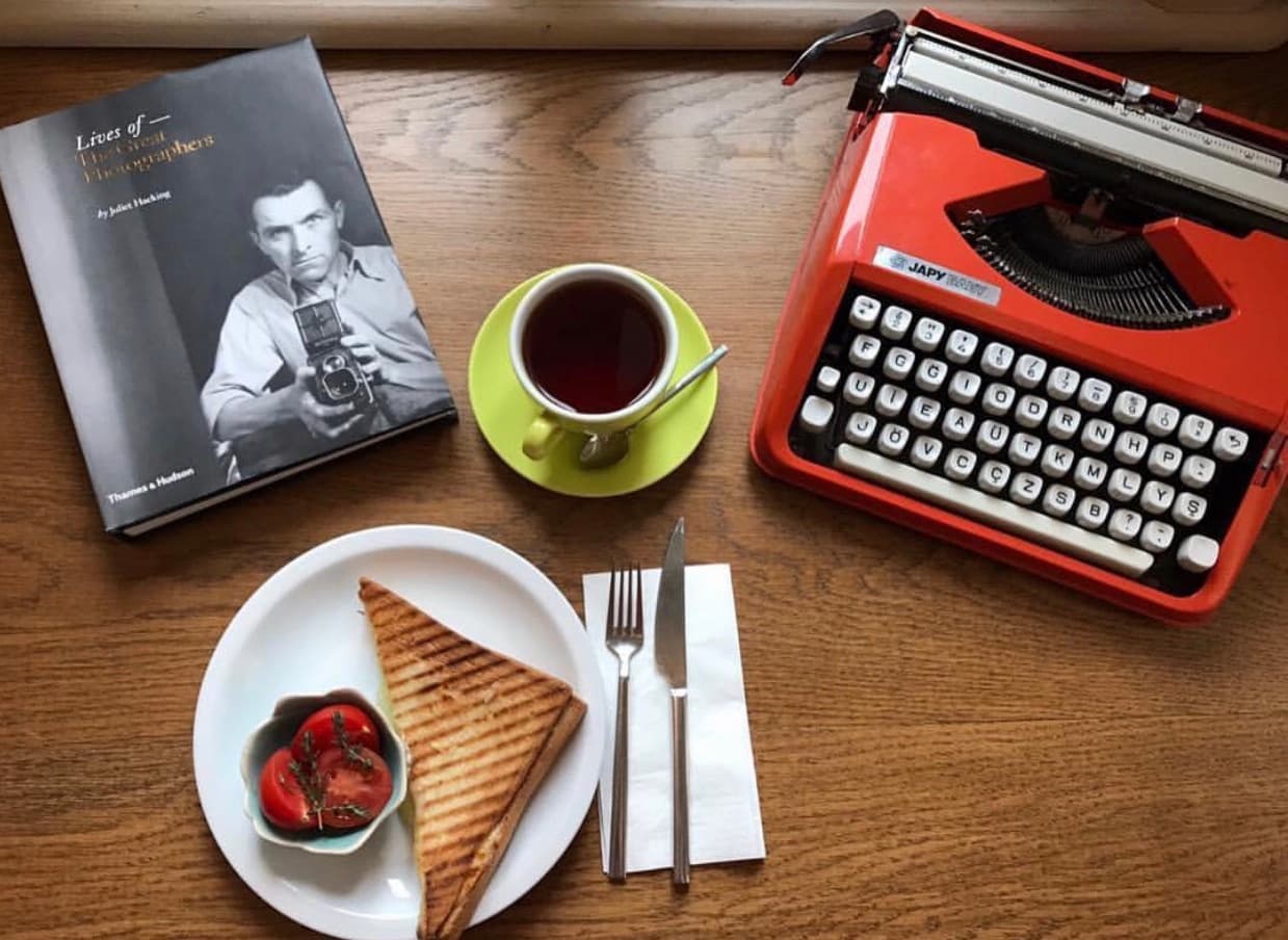 Değişik Mekanlardan Biri Fil Books