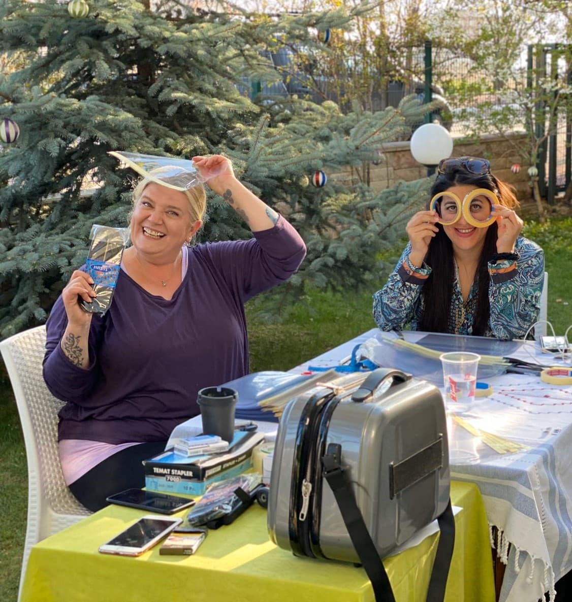 7’den 70’e Bir Grup Kadın Evlerinde Sağlıkçılar İçin Siperlik Yapıyor…